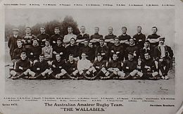 Carte postale en noir et blanc d'une équipe de rugby. Les joueurs sont répartis sur trois rangées.