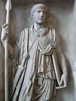 Pretoriaanikaartin jäseniä reliefissä, jonka oletetaan olevan peräisin kadonneesta Claudiuksen riemukaaresta vuodelta 51.[1]