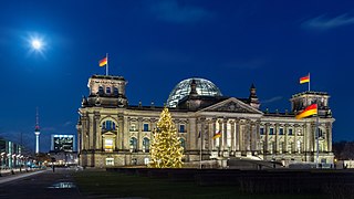 Reichstagsgebäude mit Weihnachtsbaum bei Nacht, Berlin