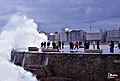 Ondas batendo na Rotonda de Riazor.