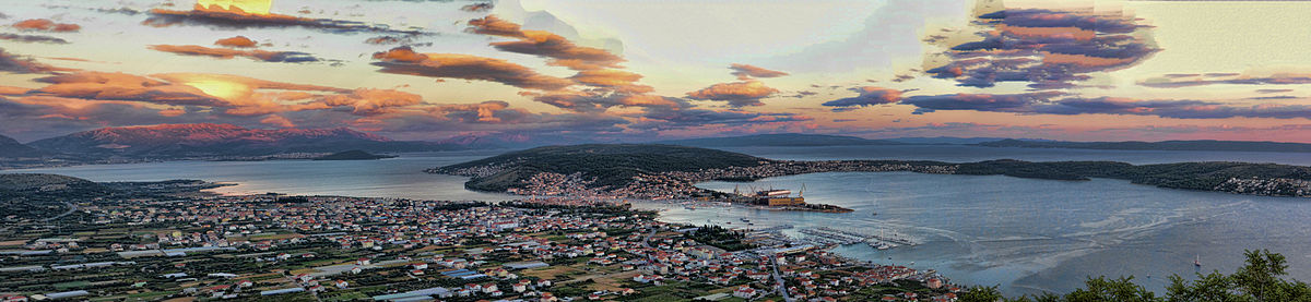 Panoramavy över Trogir från år 2014. På avstånd till vänster i bild skymtar Split.