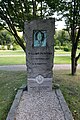 Monument på kirkegården.