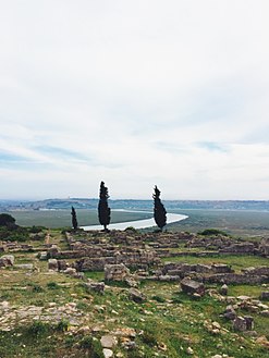 منظر من موقع لكسوس الأثري مع وادي اللوكوس في الخلف