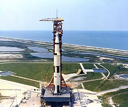Lanceringplatform met Saturn V-raket die Apollo 15 naar de maan zal brengen
