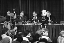 Besuch Honeckers in der Bundesrepublik Deutschland, Pressekonferenz am 8. September 1987. V. r. n. l.: Friedhelm Ost (Chef des Presse- und Informationsamtes), Wolfgang Schäuble (Leiter des Bundeskanzleramtes), Hans-Otto Bräutigam.