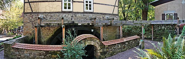 Gerinne und oberschlächtiges Wasserrad der Zschonermühle in Dresden