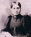 Elizabeth Yates, que en 1893 se convirtió en la primera alcaldesa del Imperio Británico y la segunda del mundo.[27]​