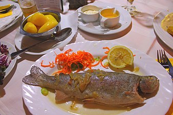 Forelle blau mit Salzkartoffeln, geschmolzener Butter, Sahnemeerrettich und Salat