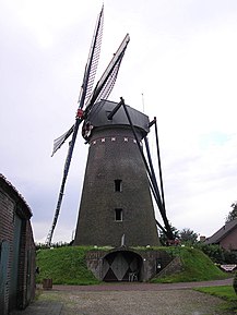 Leonardusmolen, moară de vânt din cărămidă construită în Maasbracht între 1864-1867, restaurată în 1997