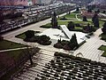 Parkanlage am Schloss mit Denkmal