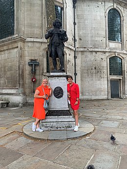 Standbeeld of Samuel Johnson in Londen. Twee vrouwen symboliseren de gastvrijheid van Londen volgens zijn uitspraak ' When a man is tired of Londen, he is tired of life.'