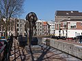 Schiedam, Skulptur (de Zakkendrager) in der Nieuwe Sluisstraat