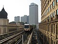 Tren mendekati stesen LRT Masjid Jamek dari stesen LRT Bandaraya.