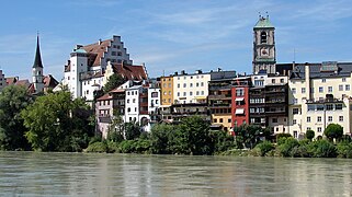 Innfront mit Burg und Pfarrkirche St. Jakob