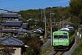 単線区間を走行する奈良行きの列車