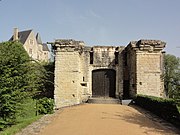 Le château avec la porte du pont-levis.