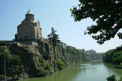 La iglesia de Meteji al borde del acantilado