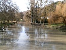 Vue d'une rivière en limite de crue.