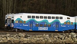米国シアトルの通勤列車"Sounder"の2階建制御客車「ボンバルディア・バイレベル・コーチ」。客車の後尾車にヘッドライト、ホーンなどの運転設備を設けたような格好になっている。