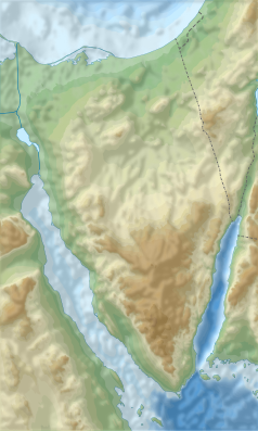 Mapa konturowa Synaju, na dole nieco na lewo znajduje się punkt z opisem „miejsce operacji”