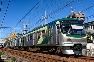 東急多摩川線を走行する7000系 （2021年12月 沼部駅 - 鵜の木駅間）