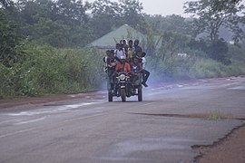 ガーナで大人数が乗って走っている様子（2019年）