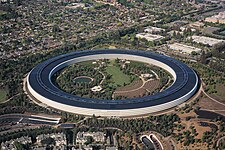 Un bâtiment circulaire vue aérienne représentant Apple Park
