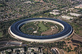 Vista aérea de Apple Park en Cupertino por Norman Foster, 2017.