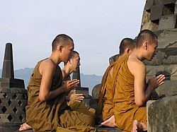 Biksu berdoa di Candi Borobudur, struktur Buddhis terbesar di dunia yang dibangun oleh wangsa Syailendra.