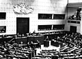 Une session de l'Assemblée parlementaire du Conseil de l'Europe en janvier 1967, à Strasbourg, dans la Maison de l'Europe, salle partagée avec le Parlement européen jusqu'en 1999. La Maison de l'Europe se trouvait à l'emplacement de l'actuel Palais de l'Europe.