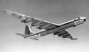 飛行するB-36J