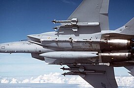 F-15: Vier Flugkörper direkt als Tandem am Rumpf montiert und Tank am Unterrumpf