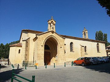 L'église Saint Pierre près du cimetière.