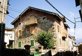 Lambrequins au toit de cette maison à Llivia en Espagne.