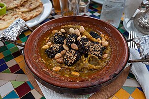 Un tajine marocain à la viande. (définition réelle 5 616 × 3 744)