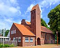 De neogotische gereformeerde kerk uit 1866. De toren en uitbreiding links zijn van 1940.