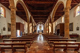 Interior de la iglesia y naves laterales.