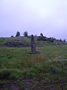 Rúnasteinurin, sum stendur nær við Henån.