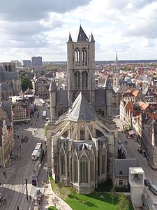 Chevet de l'église Saint-Nicolas avec sa tour lanterne.