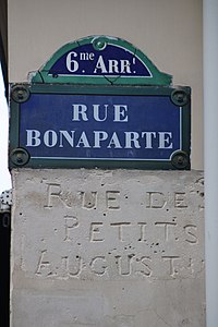 Ancienne inscription « rue des Petits Augustins » en dessous de la plaque moderne.