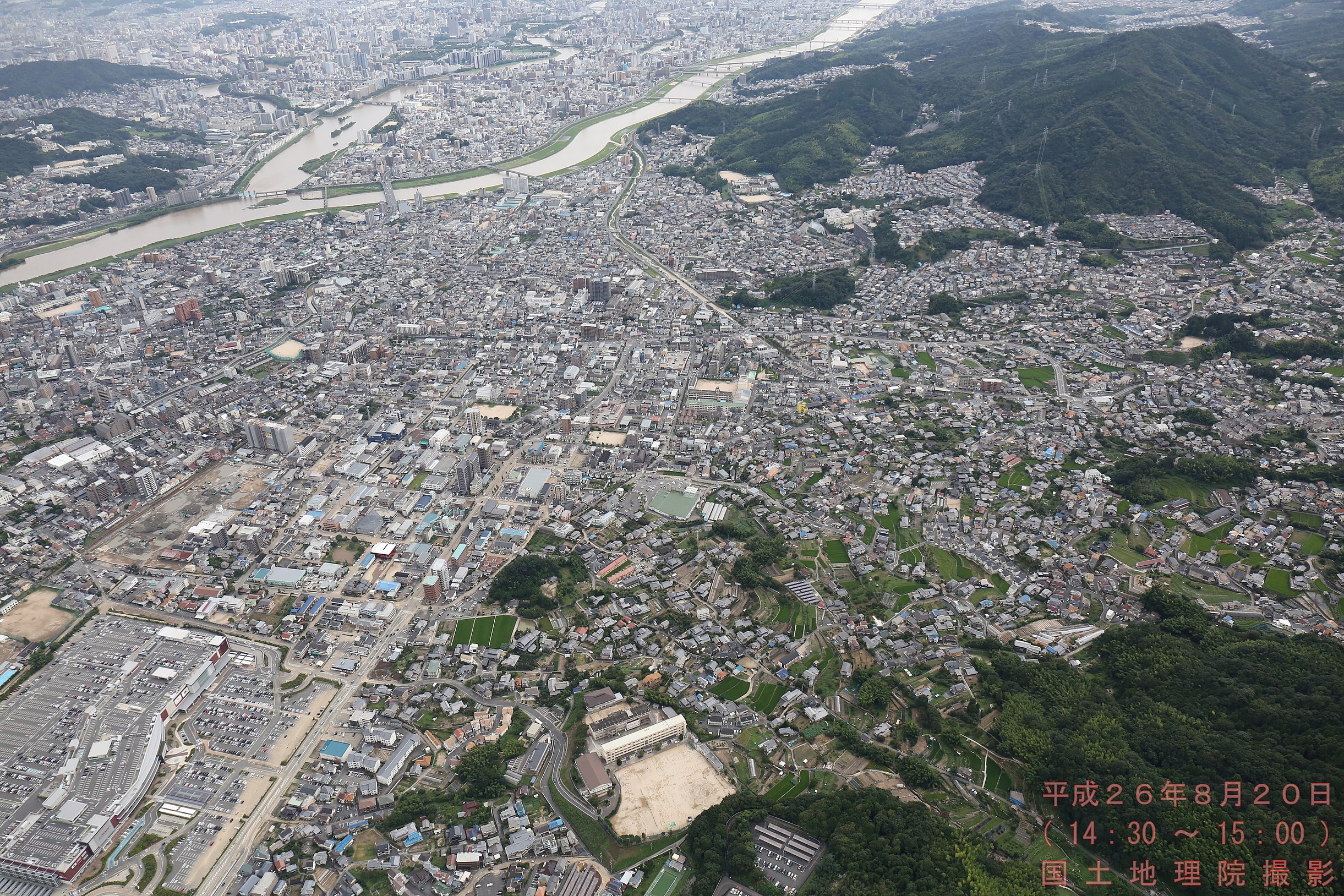 平成26年8月豪雨による広島市の土砂災害当日昼の様子。大芝水門が全開している（平水時仕様）。