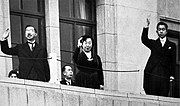 1952年（昭和27年）、立太子の礼後、両親と共に市民の歓声に応える