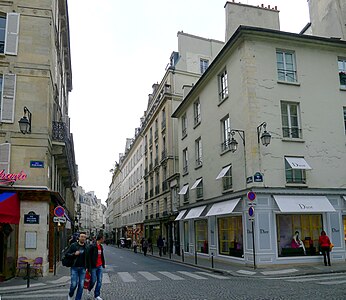 La rue Bonaparte vue de la place Saint-Germain-des-Prés en direction de la rue Jacob.