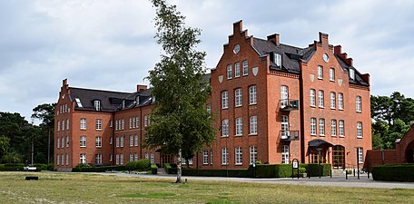 Kasernetablissementet i Ystad, på bilden syns även förbandets traditionsföremål björken.