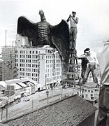 映画『空の大怪獣ラドン』の撮影風景 ラドンの着ぐるみが1956年当時の天神本店のミニチュアに乗っている
