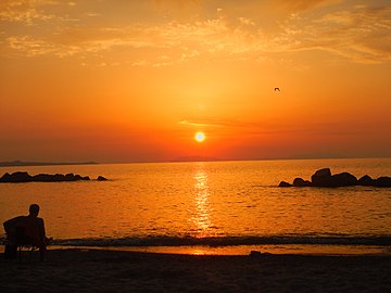 Rometta strand bij zonsondergang in de voorkant van de Eolische Eilanden en Capo Milazzo