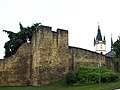 Městské hradby s věží kostela Nanebevzetí Panny Marie z Panenské ulice