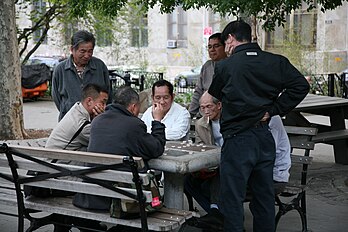 Joueurs et spectateurs d'échecs chinois à Columbus Park, Manhattan, New York, États-Unis. (définition réelle 4 368 × 2 912)