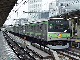 Garnitură din Seria 205 pe linia Yamanote la gara centrală din Tokyo, 20 februarie 2003