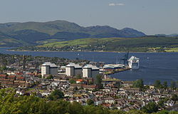 Utsyn nordvestover Greenock og elva Clyde, med Golden Princess ved Greenock Ocean Terminal